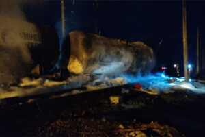У Ростовській області РФ спалахнула цистерна з паливом на залізниці (відео)