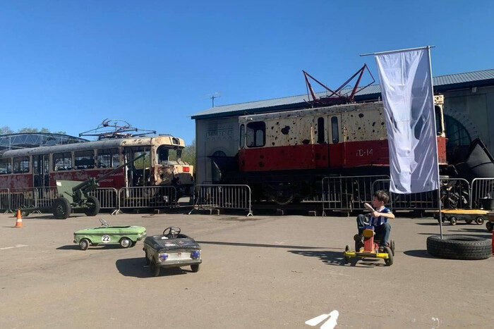 Розстріляні маріупольські трамваї виставляють у якості трофеїв на заходах у РФ (фото)