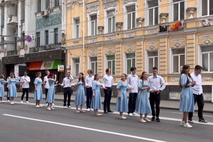 «Російські душі з українськими паспортами»: у мережі скандал через відео з випускниками у Харкові