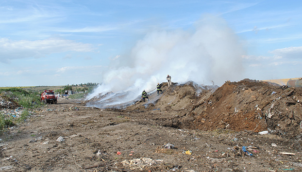 Рятувальники ліквідували пожежу на сміттєзвалищі під Києвом 