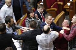 Перша бійка нової сесії: депутат Мельничук розповів, навіщо порвав Лещенку піджак