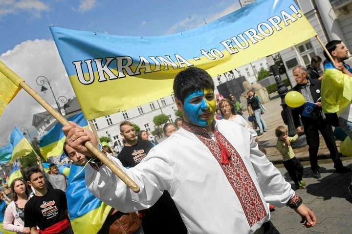 У Польщі працівників з України змушують носити синьо-жовту уніформу