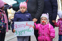 В Одесі батьки невакцинованих дітей влаштували акцію протесту