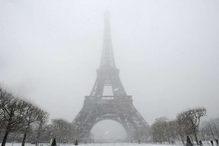 У Парижі через негоду закрили Ейфелеву вежу