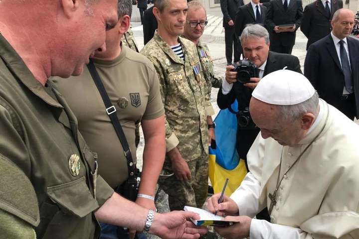 Українські військові поспілкувалися з Папою Римським у Ватикані 