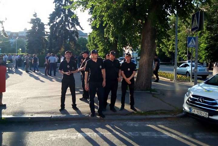 Партійці Тимошенко погрожують підірвати гранату в черкаському офісі: подробиці 