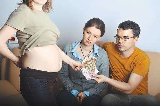 Нардепи хочуть обмежити в Україні сурогатне материнство