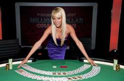 Саме за такі фото ефектну білявку Сару Андервуд називають найкрасивішим гравцем в покер