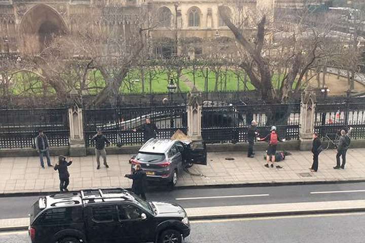Водителя, врезавшегося в ограду парламента в Лондоне, подозревают в терроризме