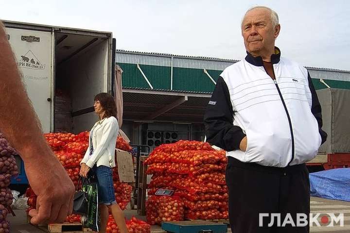 Купив мішок цибулі на зиму. Найближчого соратника Януковича застукали на столичному базарі (фото)