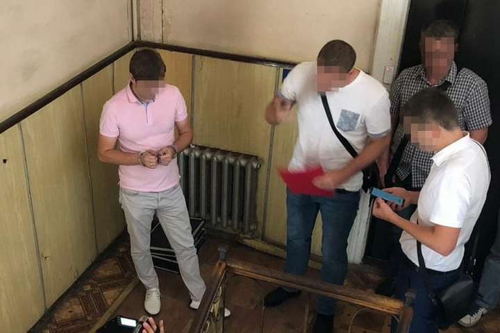 У Львові СБУ затримала слідчого, що вимагав хабар у винуватця ДТП