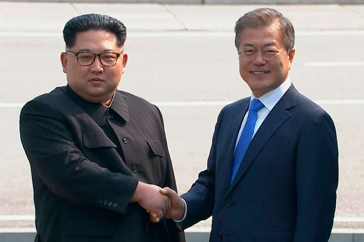 Ким Чен Ын подарил президенту Южной Кореи двух белоснежных собак редкой породы