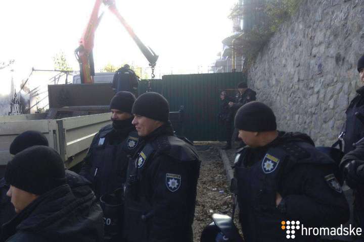 На Андреевском спуске в Киеве прогремели три взрыва