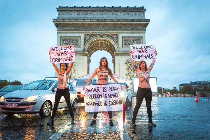 Оголені активістки Femen виступили проти приїзду на урочистості в Париж «воєнних злочинців»