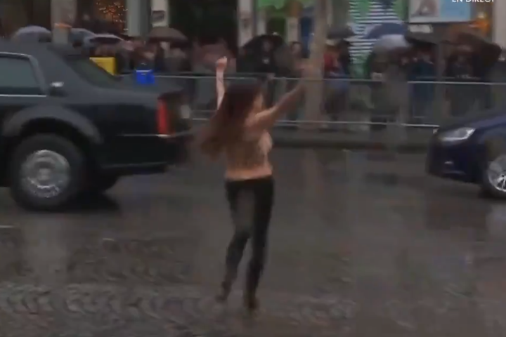 Оголена активістка Femen вибігла перед кортежем Трампа в Парижі
