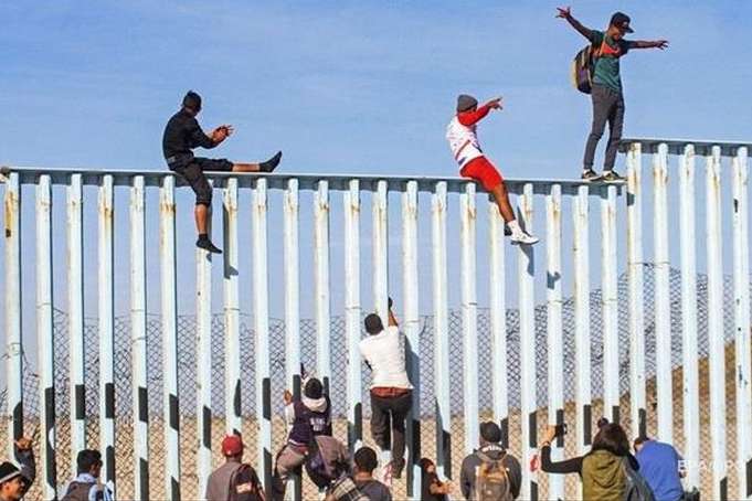 «Караван мігрантів» дістався кордону США
