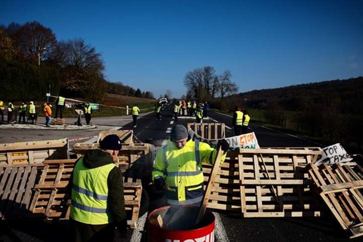 Протести у Франції: активісти перекривають дороги і запалюють вогнища