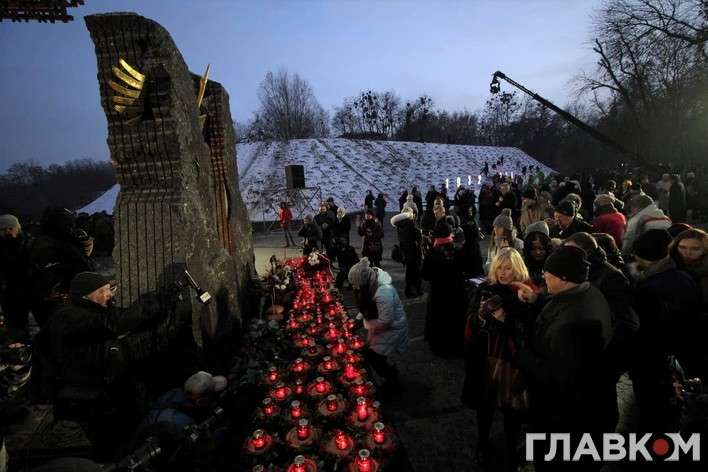 Первые лица государства и иностранные делегаты почтили память жертв Голодомора (фоторепортаж)