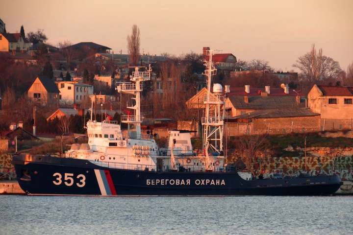 Під час тарану українського судна російський корабель сам отримав пробоїну – експерт