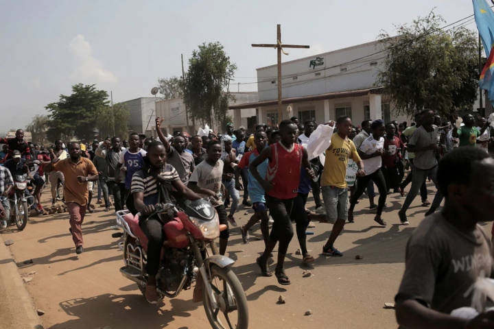 В ДР Конго протестующие разгромили центр для больных Эболой