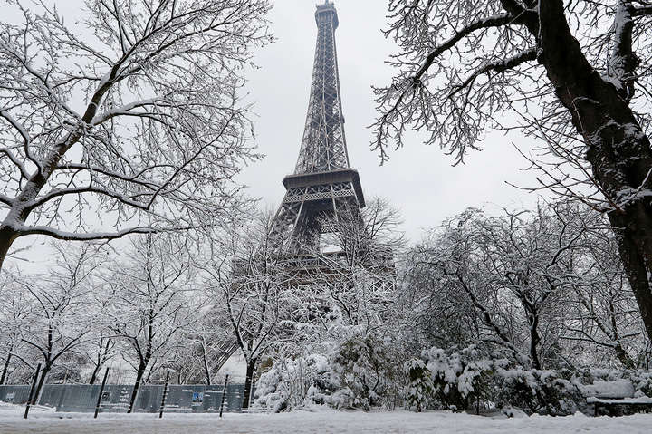 Эйфелева башня закрыта из-за снегопада