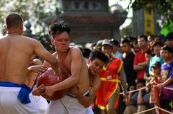 Жорстокі змагання для справжніх чоловіків. Як у В'єтнамі грають у регбі дерев'яним м'ячем 