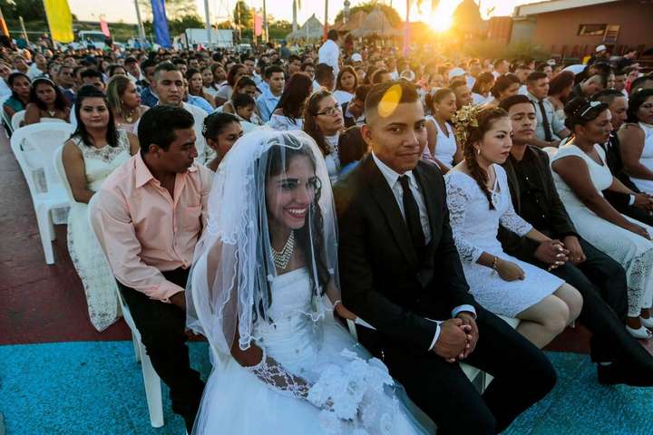 Сотни жителей Никарагуа одновременно поженились в день Святого Валентина