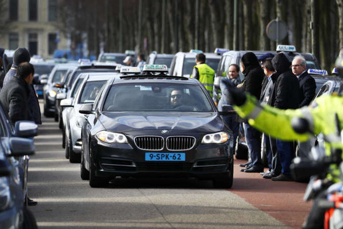 В Нидерландах таксисты устроили акцию протеста против Uber