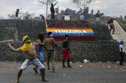 До чого призводить популізм та соціалізм. Фотогалерея з охопленої протестами Венесуели