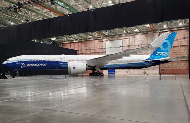 Boeing показал самый длинный в мире пассажирский самолет (фото)