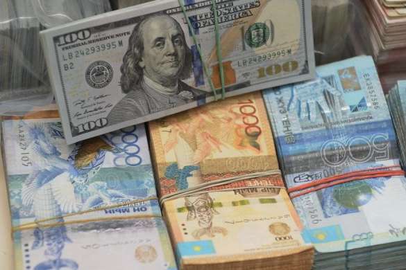 У Казахстані активно скуповують долари після заяви Назарбаєва про відставку