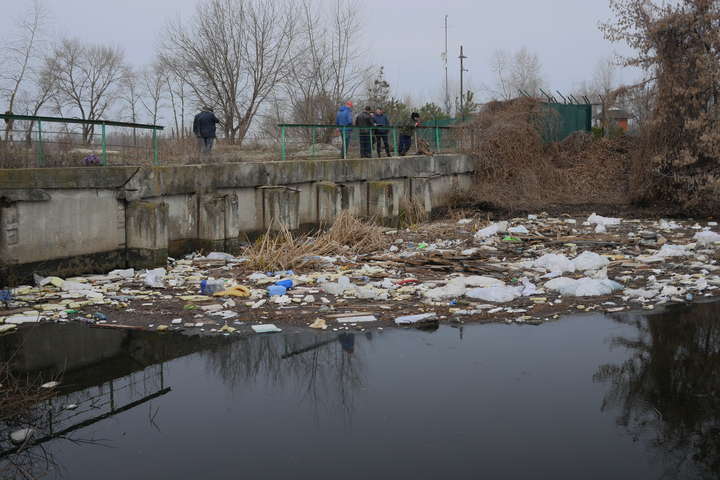 Столиця тоне у смітті. «Київводоканал» оприлюднив шокуючі фото