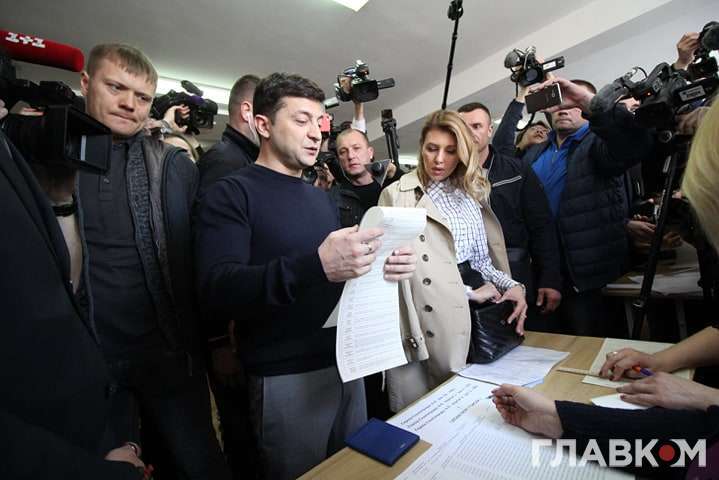 Зеленский проголосовал в Киеве (фото)