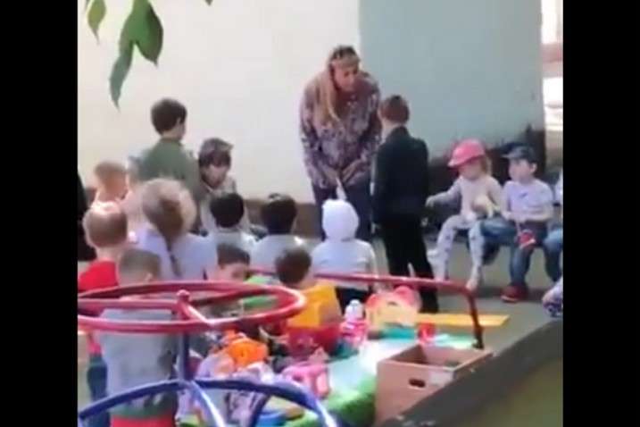 «Цілуй, тварюко»: у Росії завідувачка дитсадка змусила дитину цілувати землю (відео)