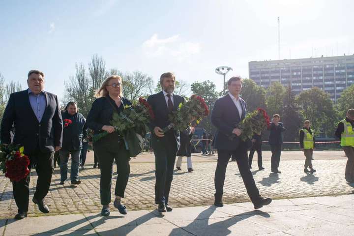 Новинский возложил цветы возле Одесского дома профсоюзов в память о погибших в мае 2014-го