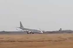 З'явилося відео аварійної посадки літака у М'янмі