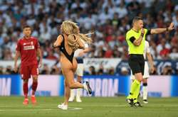 На старті фіналу Ліги чемпіонів «Тоттнем» - «Ліверпуль» на поле вибігла гола жінка (фото)
