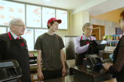 Билл Гейтс и Уоррен Баффетт, поработали один день в американской закусочной (видео)