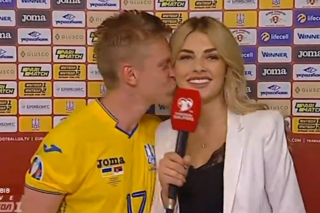 Український футболіст у прямому ефірі поцілував журналістку