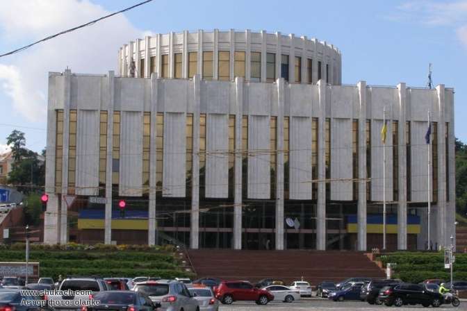 Адміністрація Зеленського вже хоче переїхати в Український дім – ЗМІ 