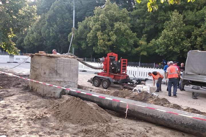 Аварія на каналізаційному колекторі в Києві: ремонт триває вже 10 днів (фото)