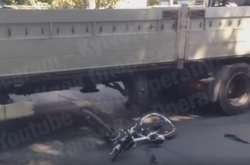 У Києві вантажівка збила велосипедиста (відео)