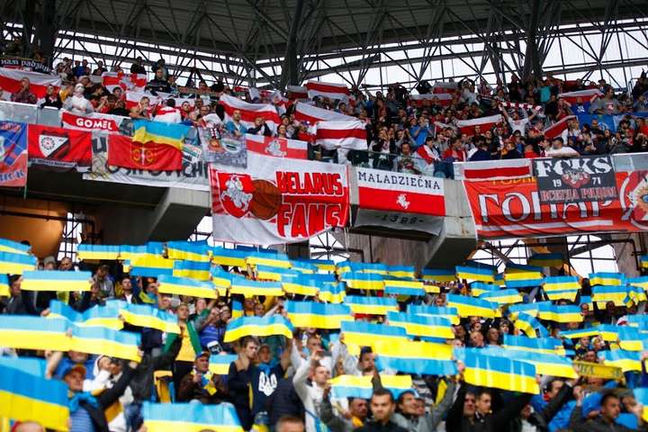 Білоруські фанати заряджали на трибунах «Слава Україні – Героям Слава» під час матчу відбору Євро-2020 (відео)