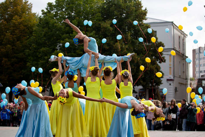У Вінниці відзначають День Миру танцями і запуском в небо синьо-жовтих кульок