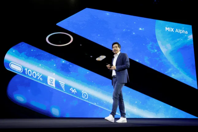 Xiaomi показала смартфон, поверхность которого покрыта экраном на 180%