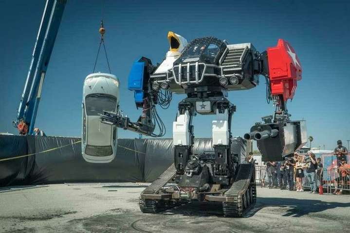 Американська компанія виставила на аукціон 15-тонного бойового робота