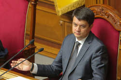 Спікер Разумков відреагував на інциденти з депутатами, які їдять і чухаються просто у сесійній залі