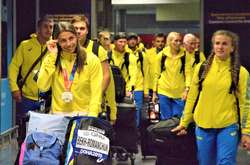 Україна зустріла Бех-Романчук та інших атлетів з квітами і екс-міністром. Фоторепортаж з аеропорту «Бориспіль»