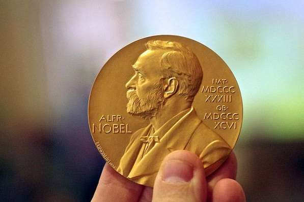 Нобелевскую премию-2019 по физике получили два швейцарца и канадец