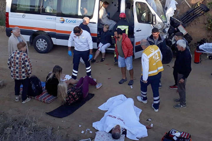 У Туреччині мікроавтобус з туристами потрапив у ДТП: постраждали 10 українців